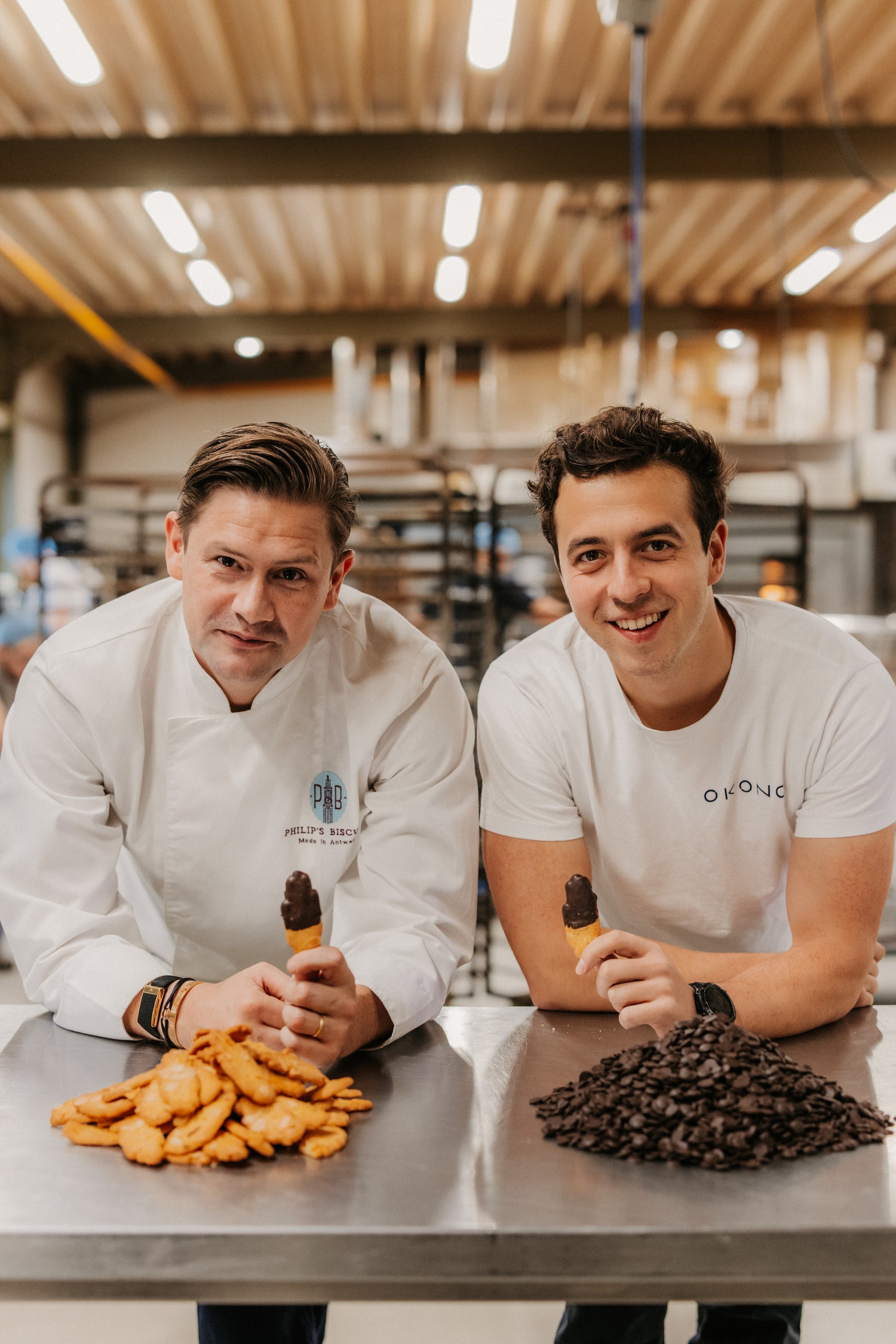 Handje gedipt in chocolade Suikervrij OKONO Philip's Biscuits