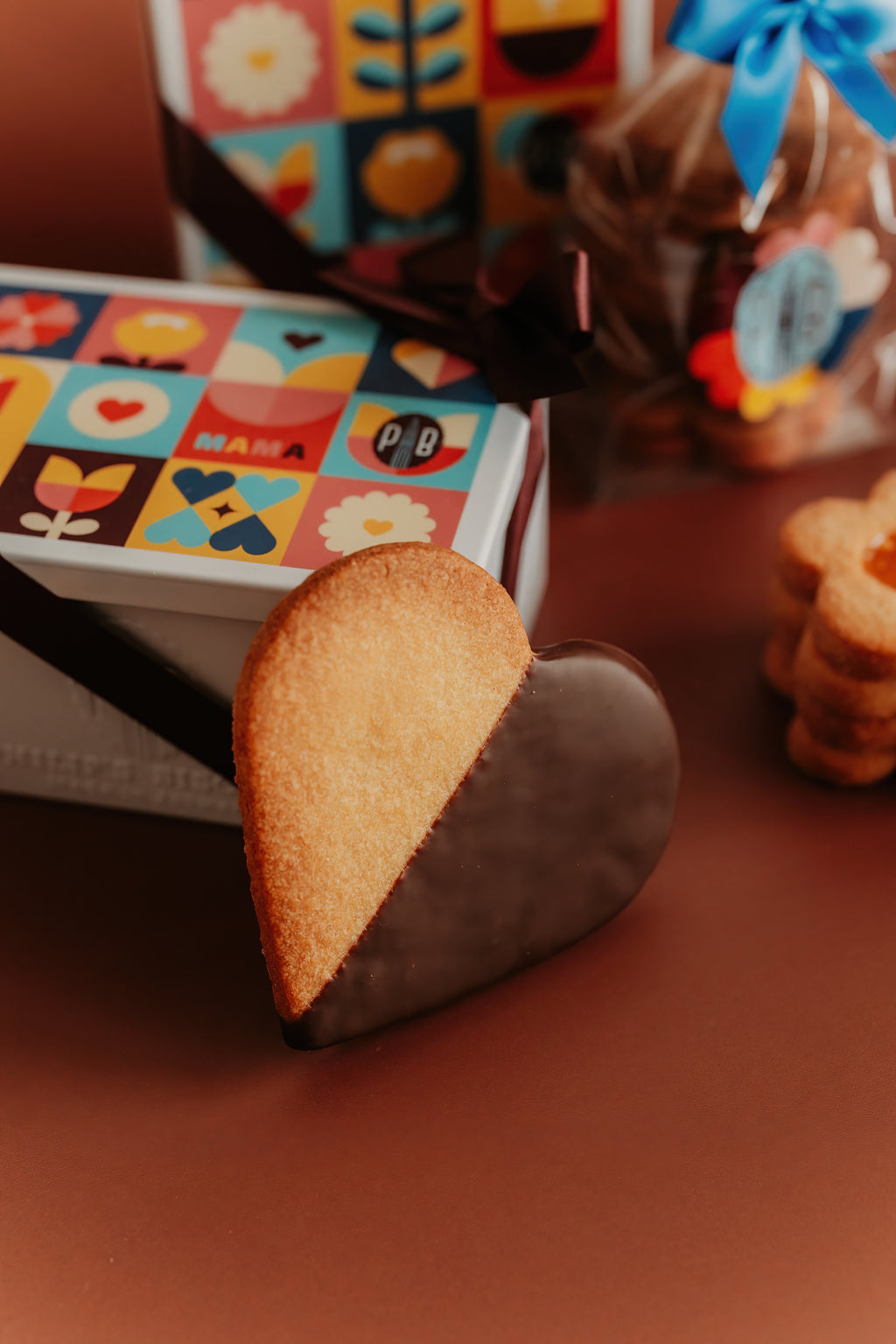 Hartjes zanddeeg gedipt in chocolade 4 stuks